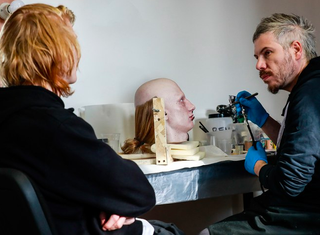 Show mới của Gucci dị quên lối về: Người mẫu ôm... thủ cấp để catwalk, kẻ lại vác nguyên con rồng